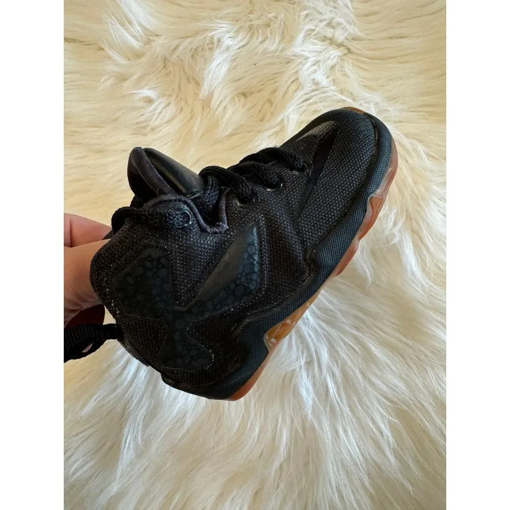 Nike black tennis‎ shoes size 5